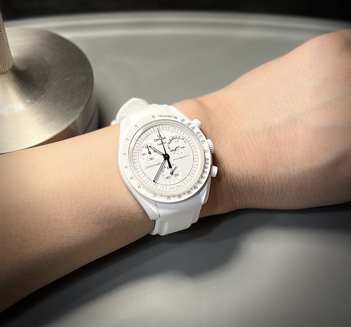 オメガスウォッチ×スヌーピーのやつ！ 風防にフィルム貼ってホワイト