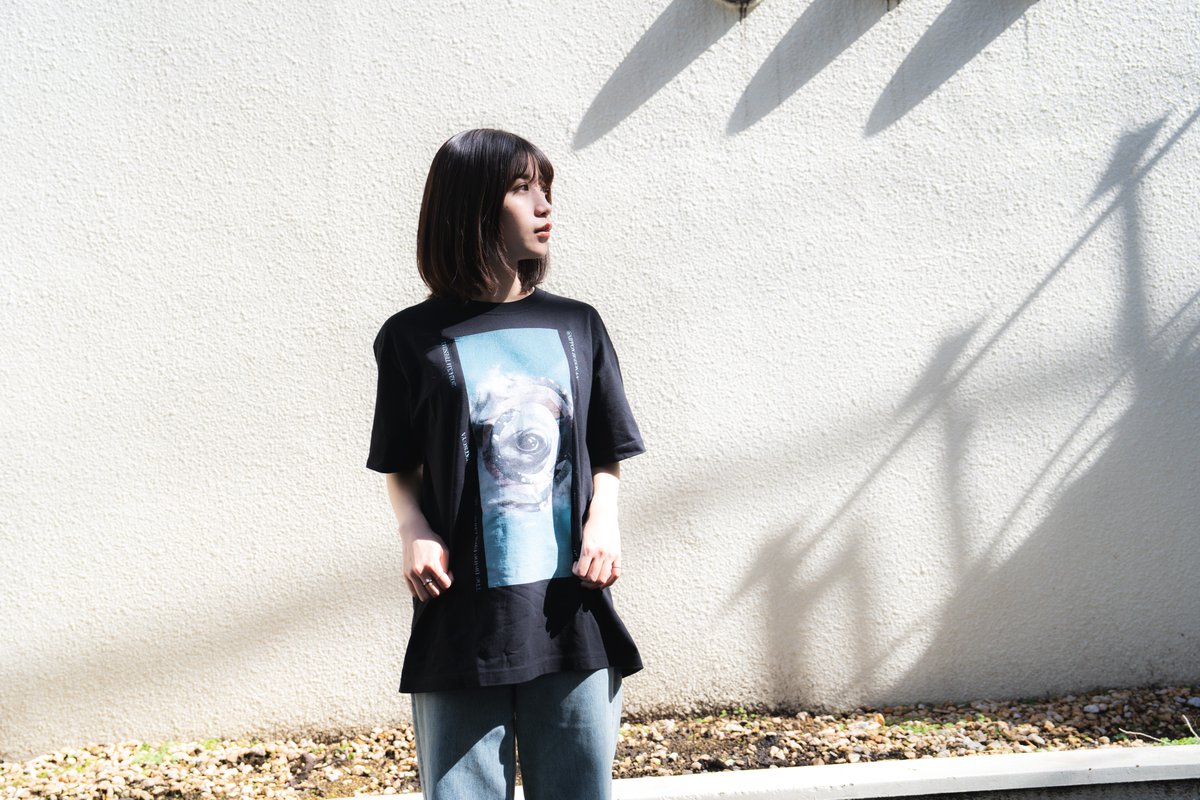 👁️NEW GOODS👁️ 彼は天井から見ている Tシャツ ビジュアルが