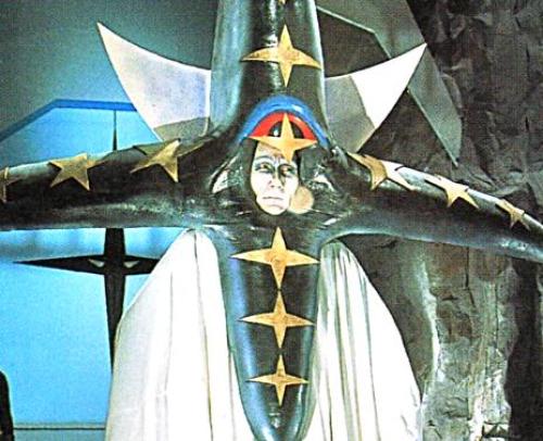 ゴレンジャーの黒十字総統,撮影で破損したらしく十字架が折れて