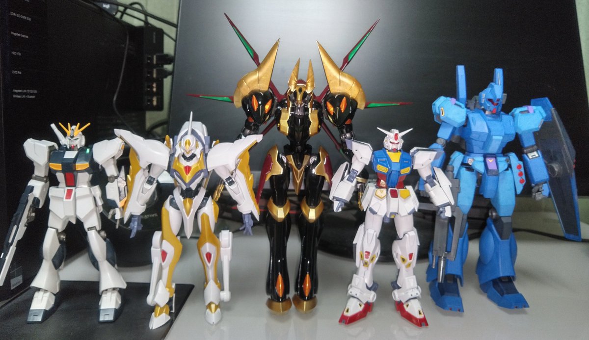 HG #ガウェイン の大きさ比較 左から 1/144 νガンダム 1/35 ラン