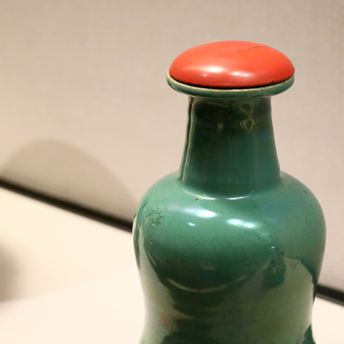 展示替え】 祭祀やおめでたい席で酒の贈答に用いられた瓶です。沖縄で