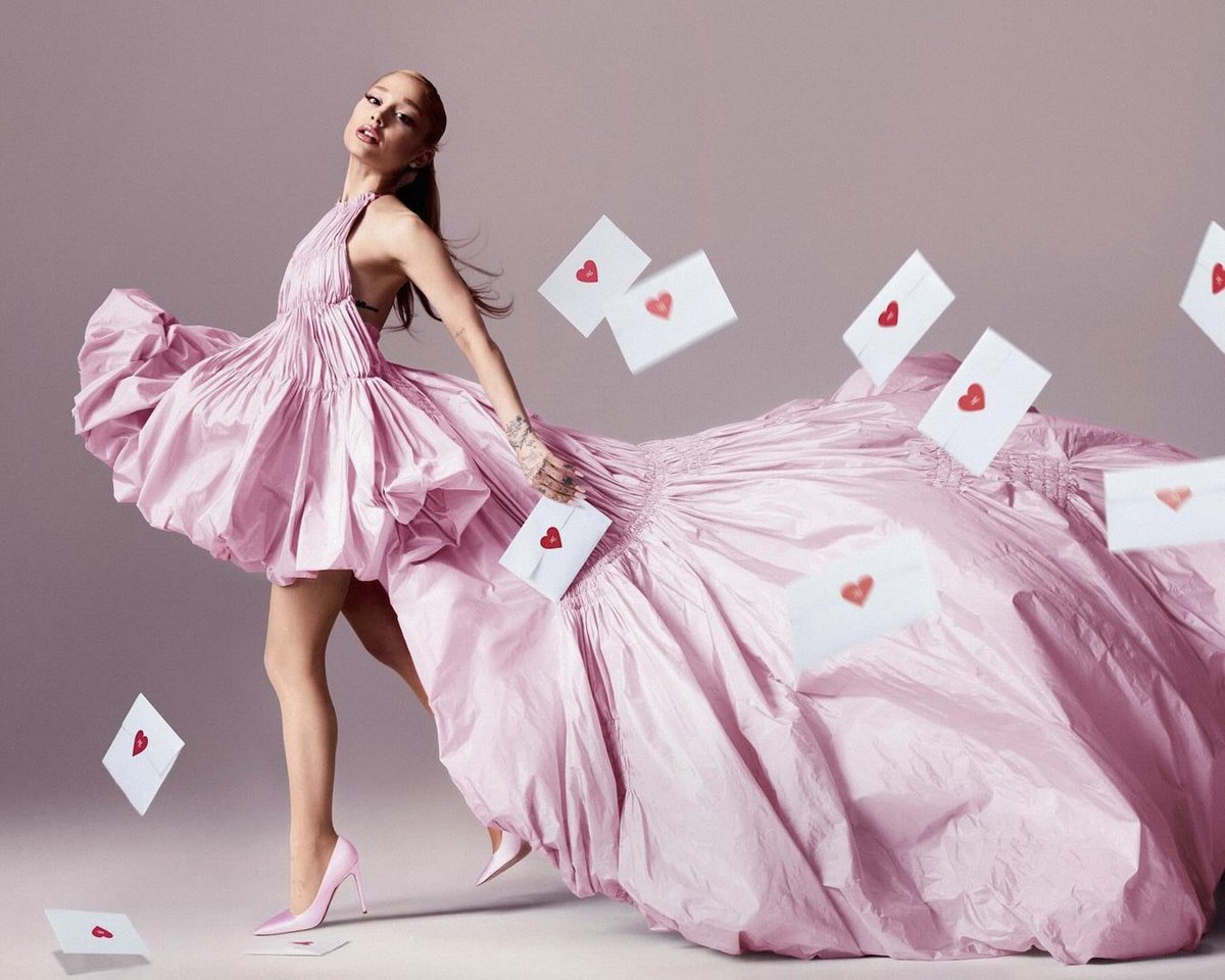 アリアナ・グランデ が新たなフレグランスライン「LOVENOTES」を発表