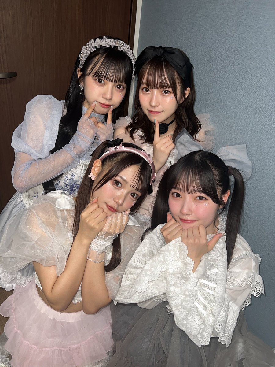 後半組で写真撮ってたら後ろからメンバーが来ちゃった日💛古澤里紗