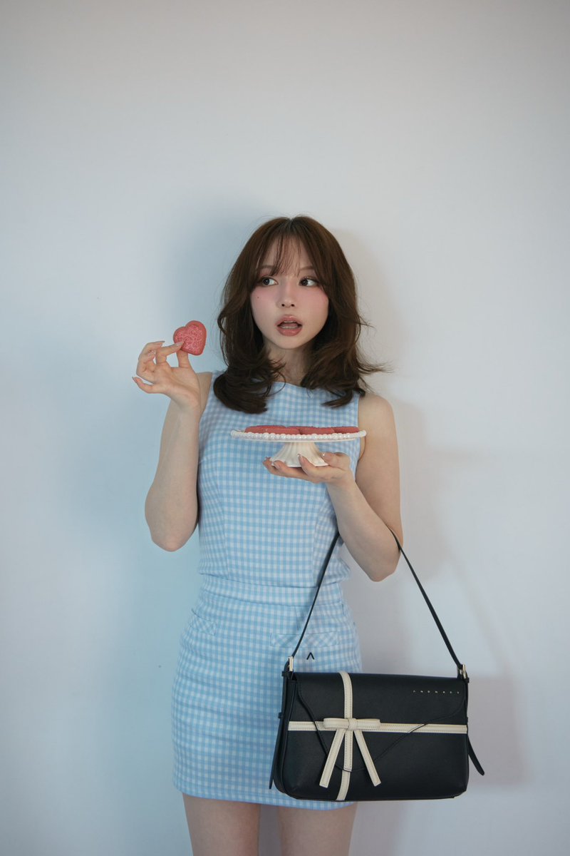 Valentine ribbon leather bag color brown/black ¥34,100-tax in