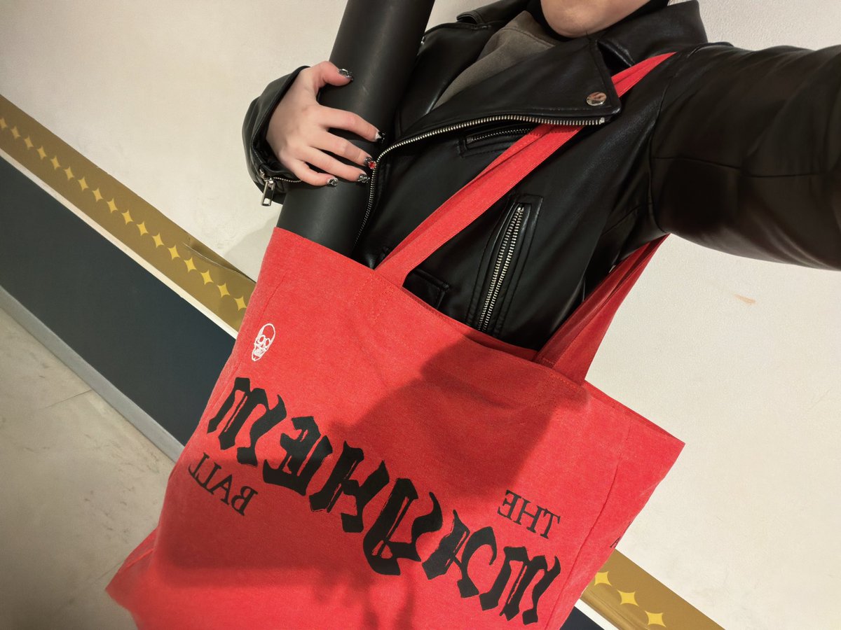 買ったバックめっちゃ大きくて 持ってきた荷物とグッズ全部入れた！ I