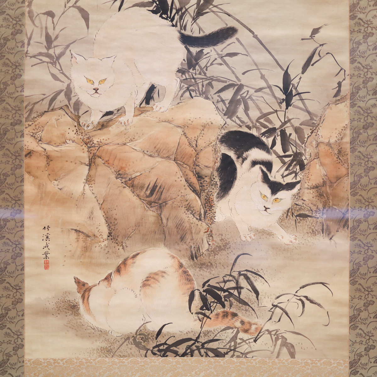 月が浮かぶ夜空の下に描かれた、3匹の猫。 体の毛やしっぽの色、模様の