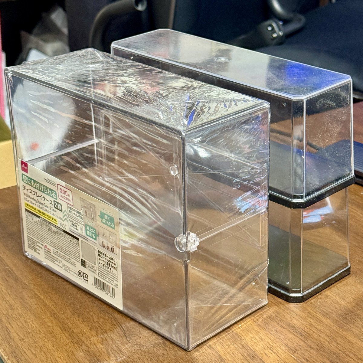 DAISOで試しに買ってみた「壁にも付けられるディスプレイケース2段