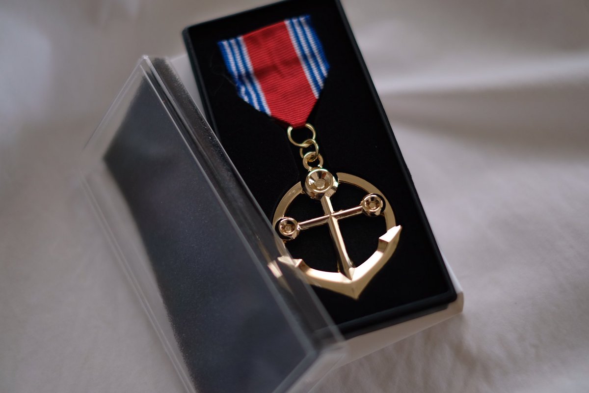 30周年記念デスラーワインのデスラー勲章と並べるしかありませんね