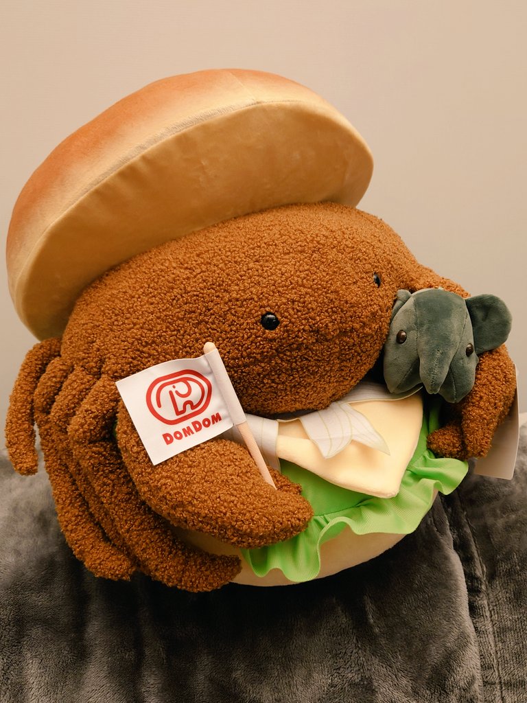 このカニバーガーはさ、このどむぞうくんをこーやって小脇に抱えられる