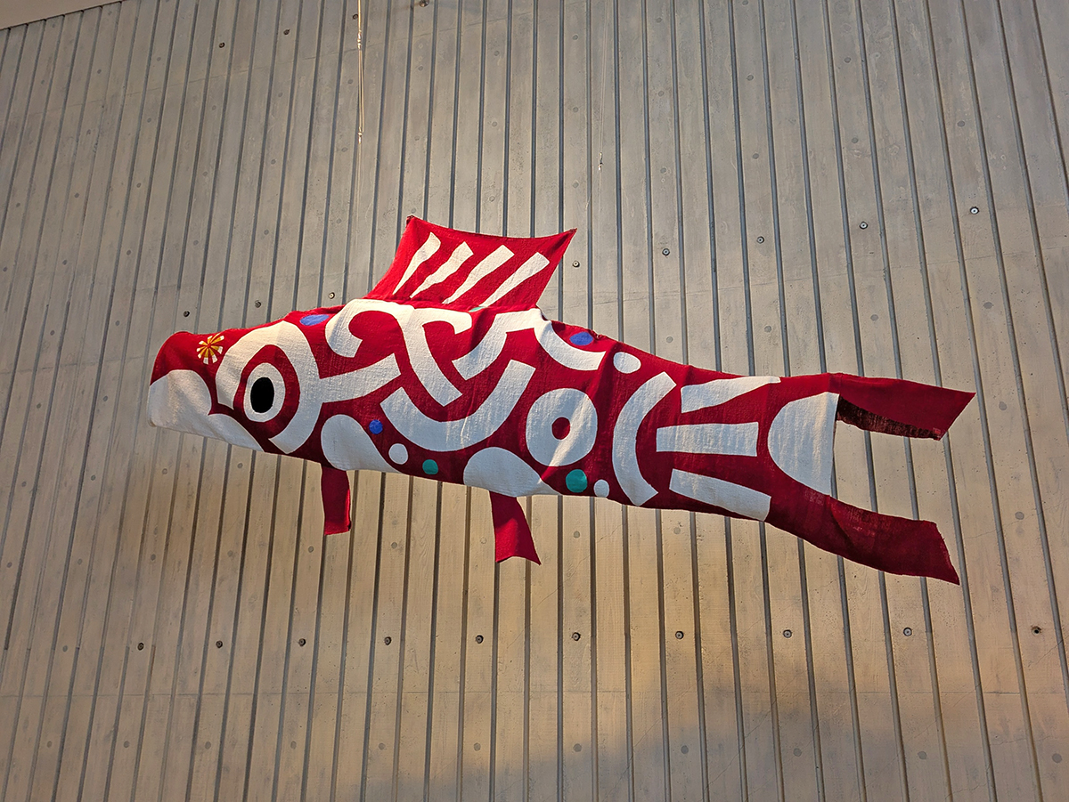 柚木沙弥郎 #永遠のいま 今週末閉幕! 展示室入口そばには大きな赤い