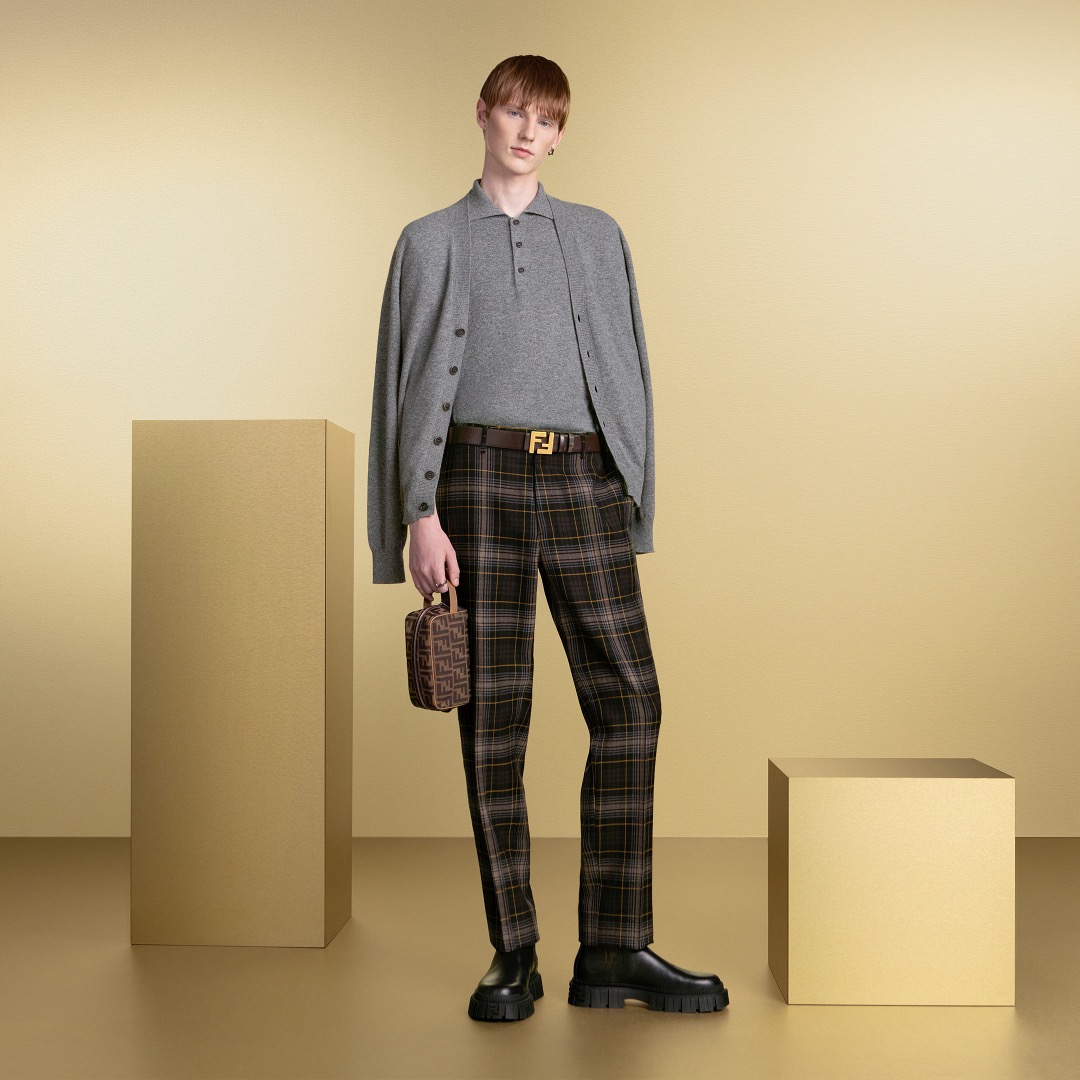 フェンディ のアイコニックなブラウンのFFジャカードを全面に使用した