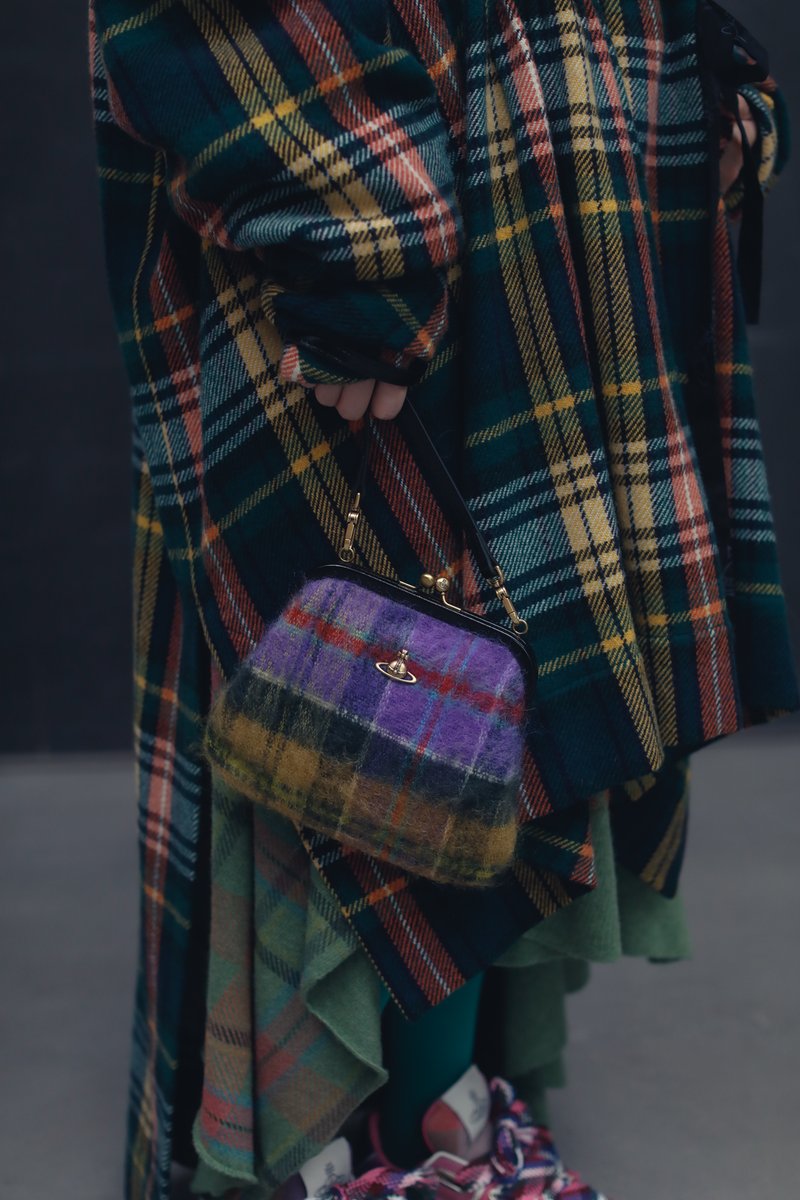 唯一無二の存在感を放つ、吉高由里子さんが纏うヴィヴィアン・ウエスト