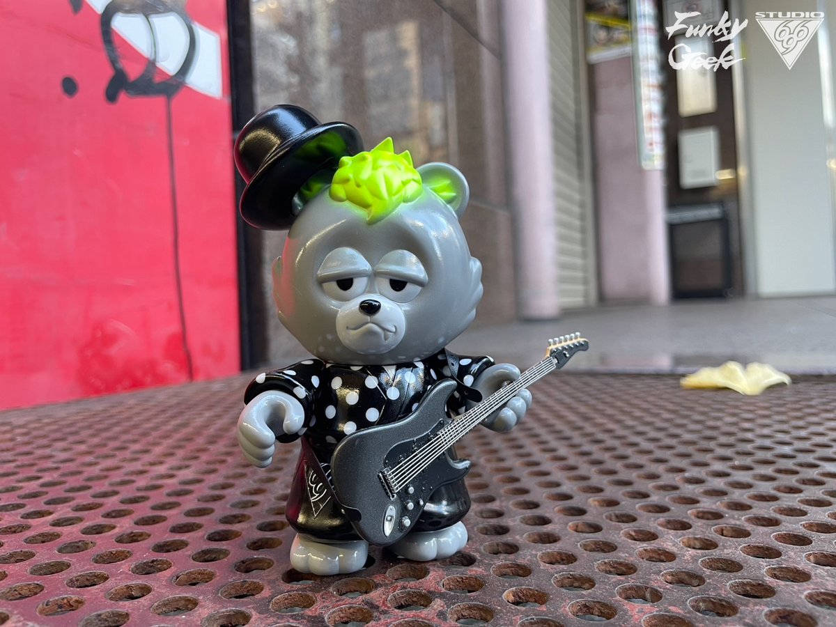 Xhashiさんのソフビブランド「Funky Geek」からリリースされている