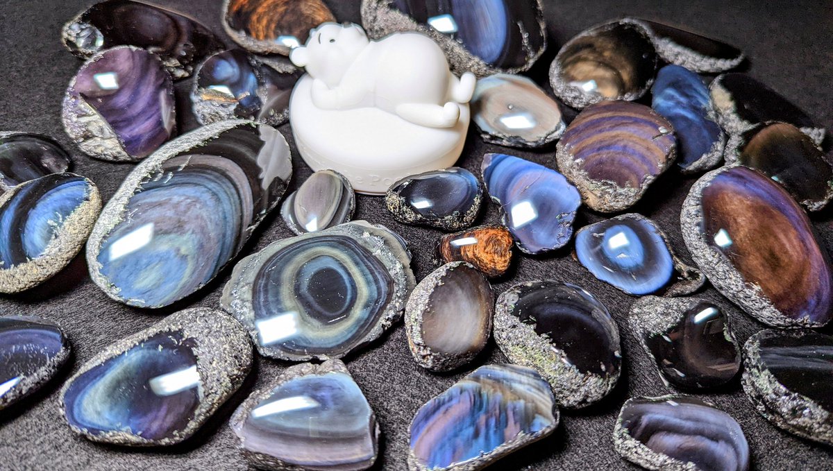 This is obsidian that can only be found in Hokkaido,Japan. Its