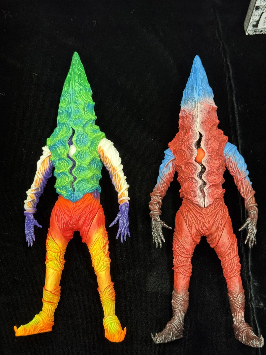 ナナシB 通常版 サイケデリック版を展示しています 後日 ショップにて