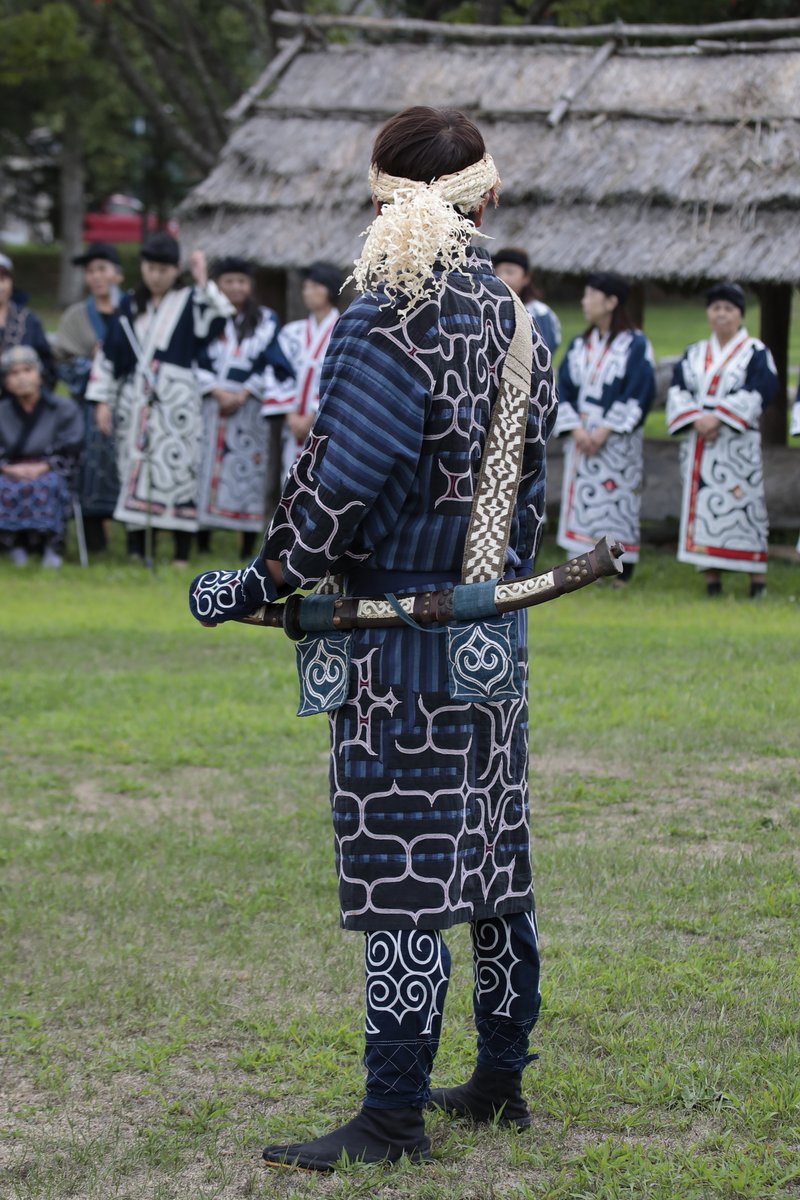 チカㇻカㇻぺ cikarkarpe アイヌの伝統衣装の一つ。 アイヌ語で「私