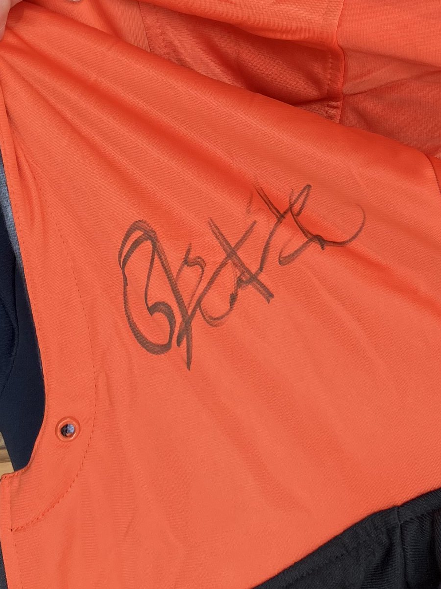 こちらの #青木真也 選手の直筆サイン入りパーカーを1名様にプレゼント