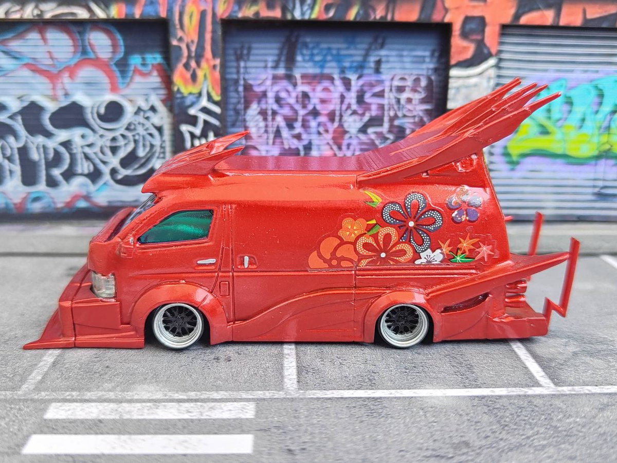 委託先から シークレットにしてた トミカハイエースのバニング化キット