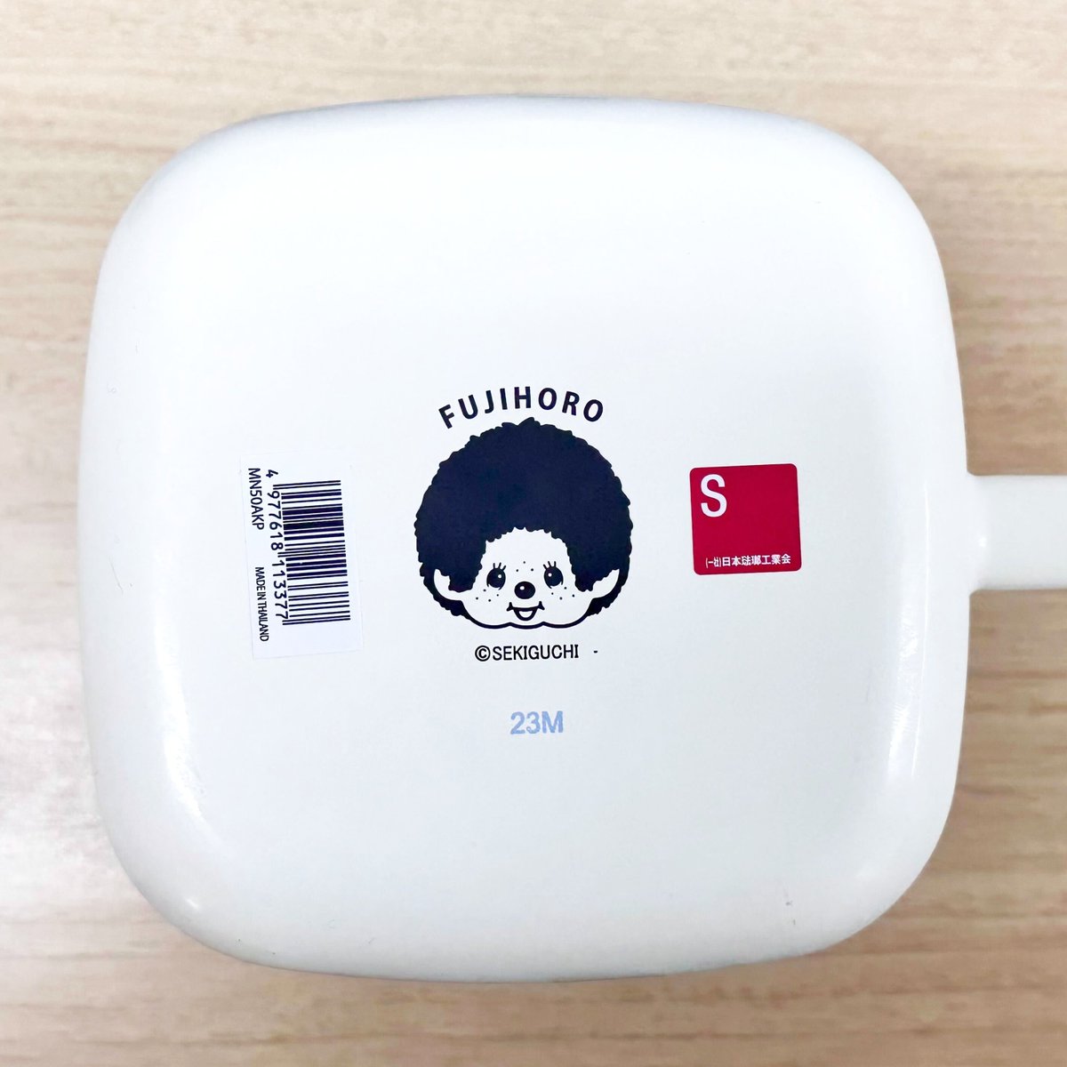 富士ホーローの商品を買うと底面に貼ってある「S」マークのシールは