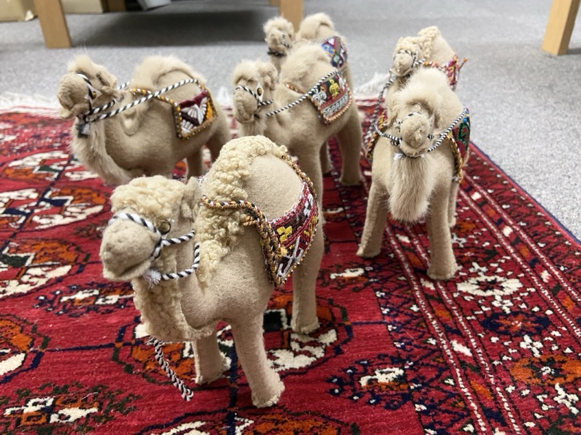 外務省中央アジア・コーカサス室内にラクダの群れが！？😂 駐日