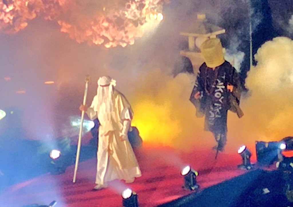 白使と一黒者の入場が桜のオブジェとスモーク効果でより幻想的に。 #白