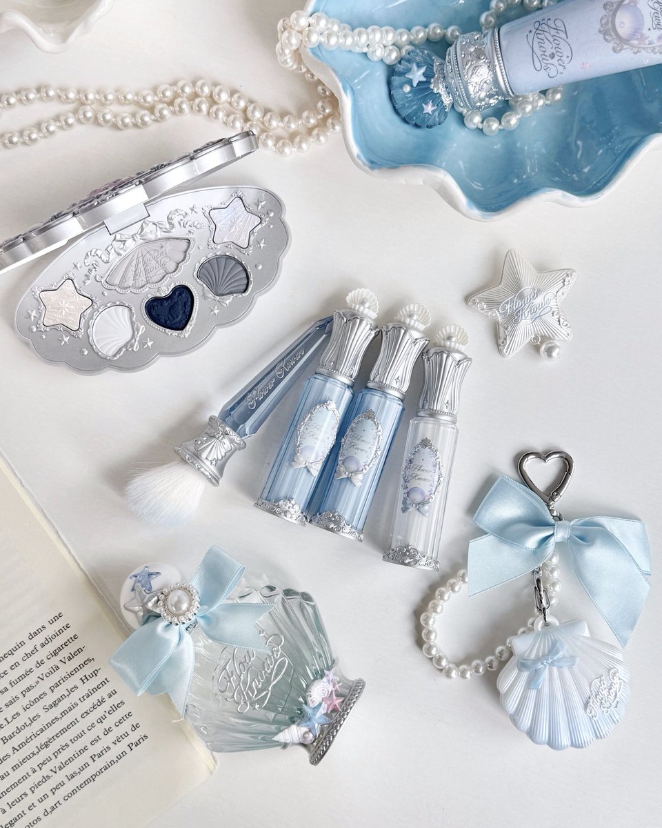 青い貝殻が夏からのラブレター💌 海霧と汐の音の中に、静かに光る