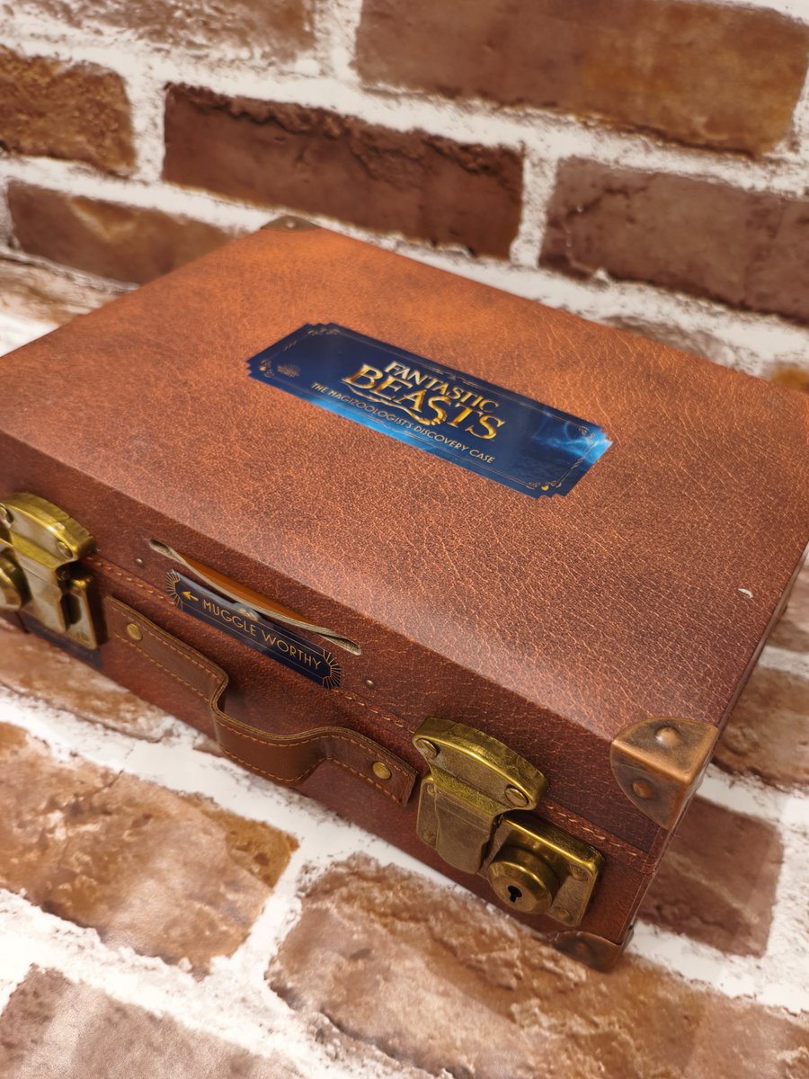 4階洋書】ファンタスティック・ビーストの主人公、ニュートが持つ