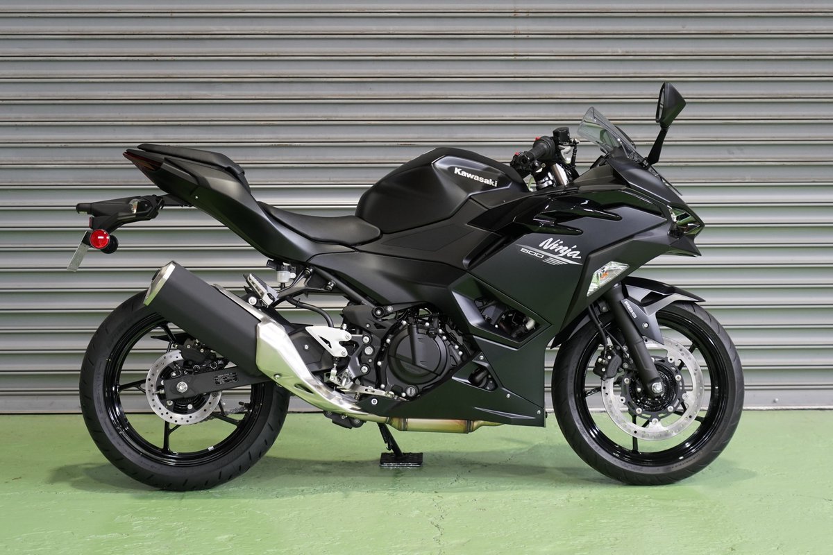 Ninja500 入庫しました🏍✨ Ninja ZX-6R譲りの鋭いフロントフェイスと