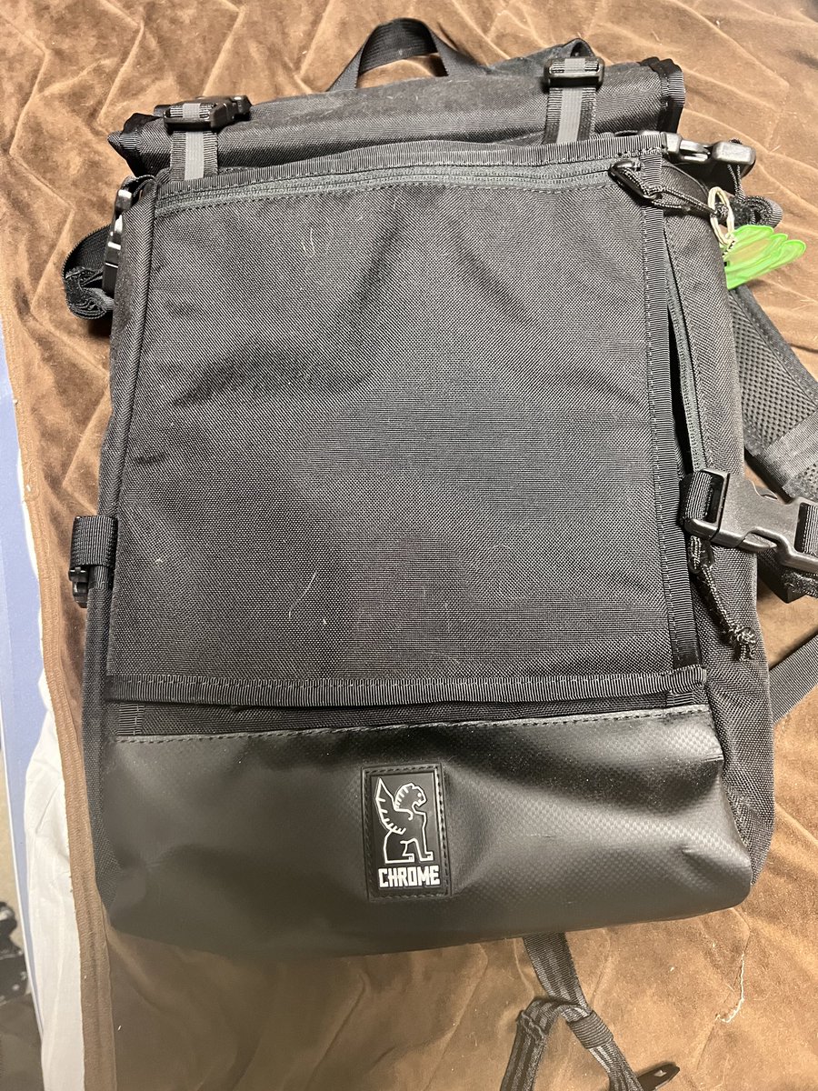 激安で完全防水だから買ったけど、後でクソ高いカバンだと知ると使い