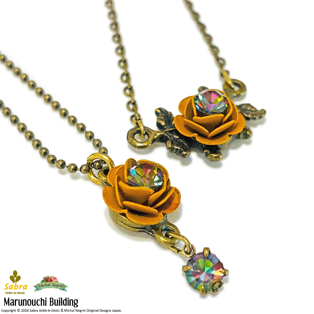 ロマンティックなローズモチーフのアクセサリーをオレンジ