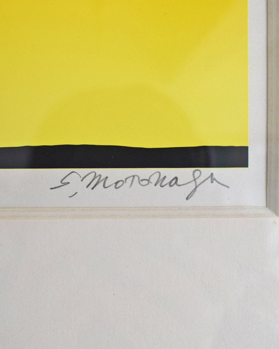 額装は黄色の厚みのあるフレームで、作品の色味と共通性を持たせつつ