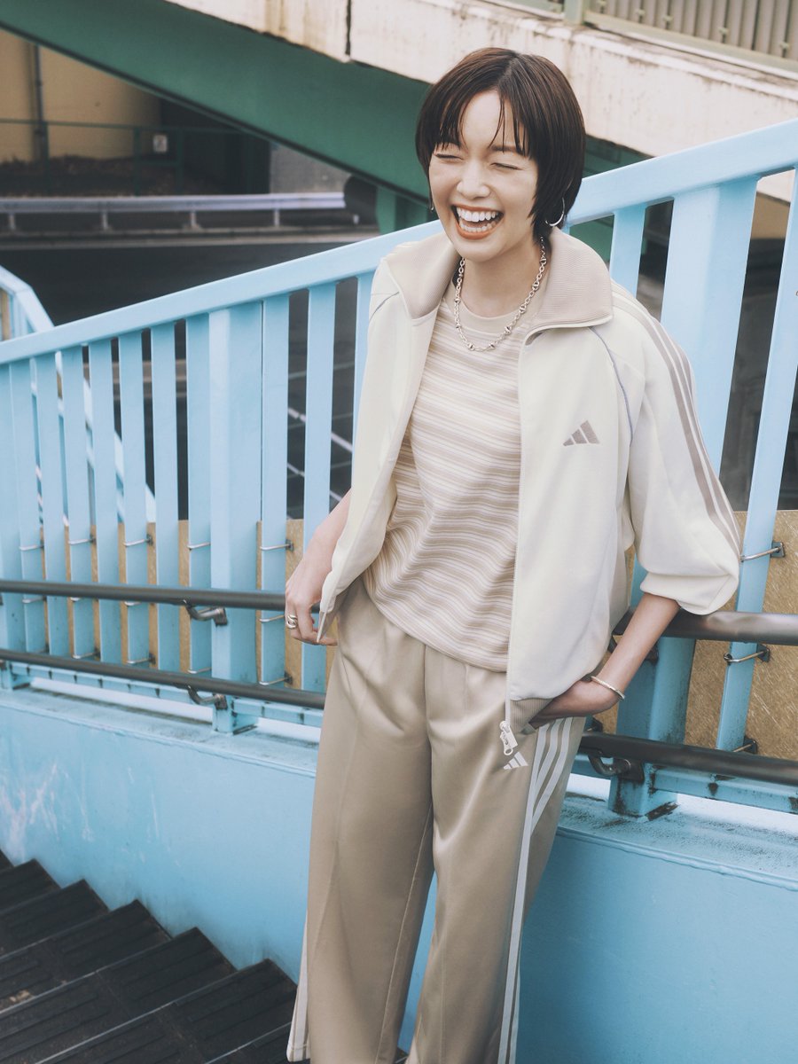 少しずつ暖かくなる季節に大活躍のトラックスーツを、大人仕様に