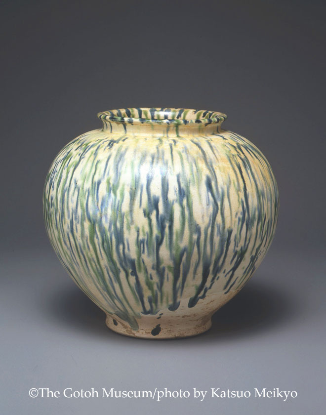 展示室より】「館蔵 中国の陶芸展」にて「三彩万年壺」（唐時代・8世紀