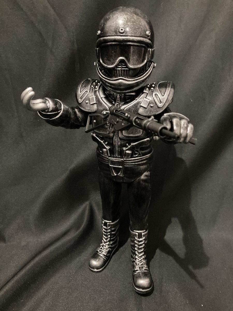 やっと開封してやったじゃねーよ！」 『ステン短機関銃』を持たせて