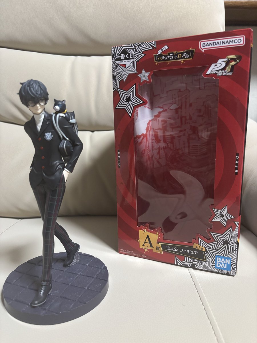 今日の午前中にペルソナ5の1番くじあったからひいたら1回でA賞の主人公