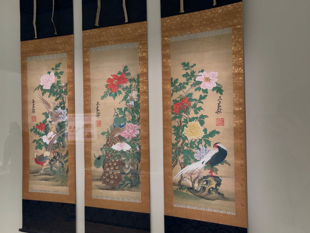 華やかな花鳥図🌸🐦 ＼ 本作は三副対で、牡丹とキジ科の鳥の組合せで