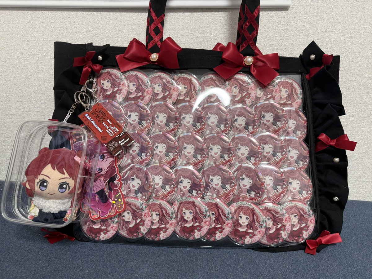 痛バ完成──── 1周年のグリッター缶バッジ大好きなので上下で使い