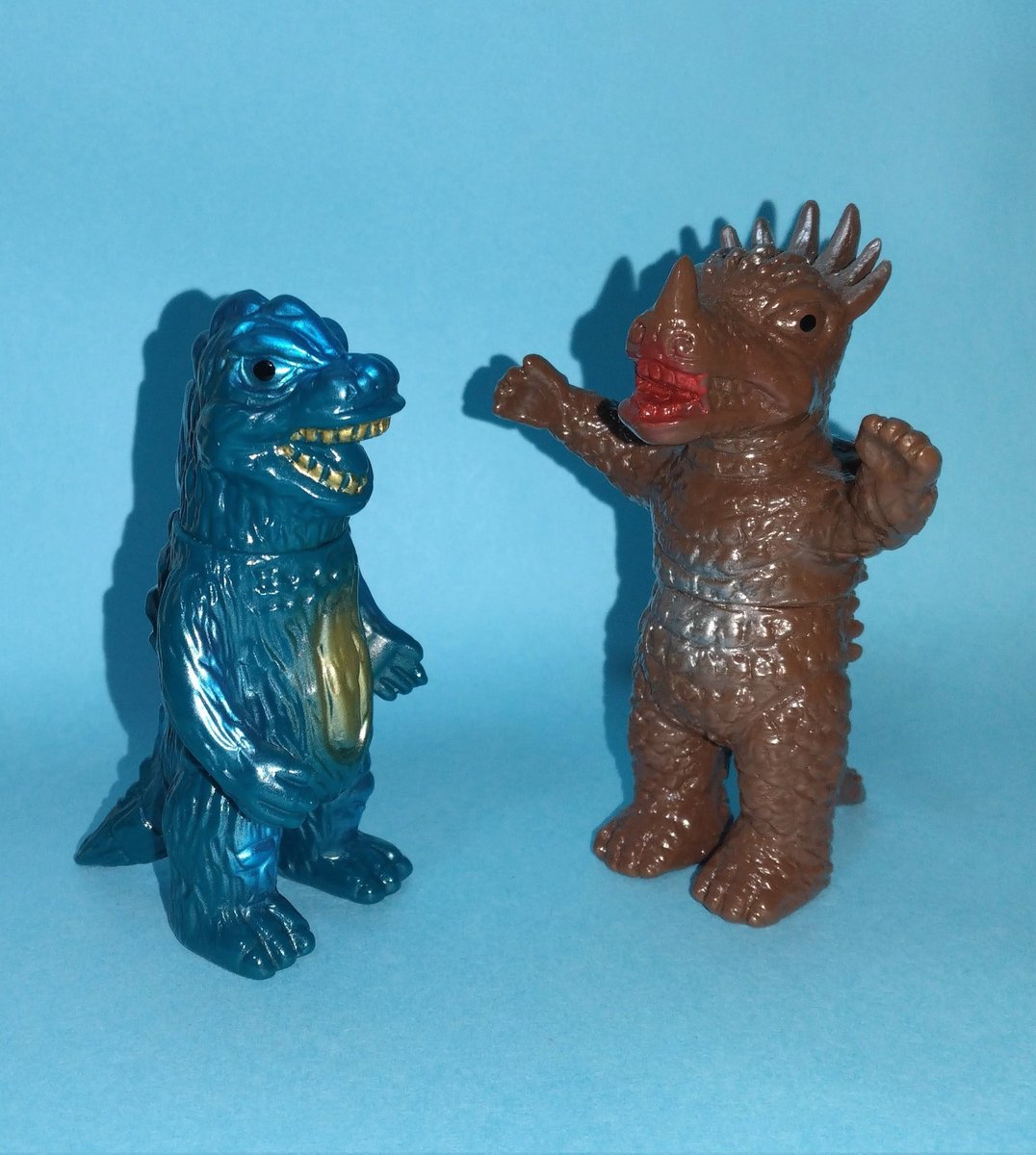 ブルマァク復刻版のゴジラとアンギラスのミニサイズです。最近、これら