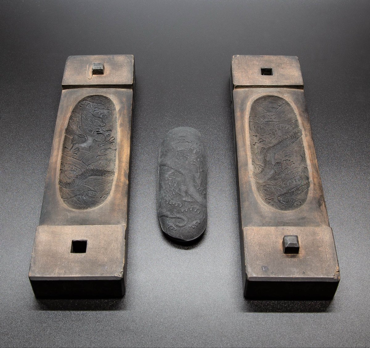 こちらは墨の木型です 細密な彫刻を要する為に、肌理が細かく逆目の