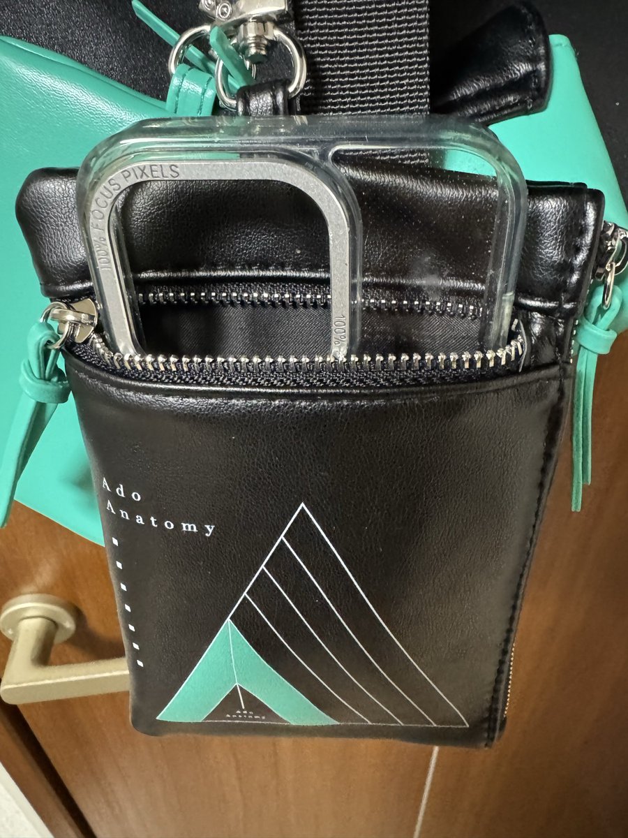 Adotomyのストラップポーチのスマホ入れは横のチャック部分からだと