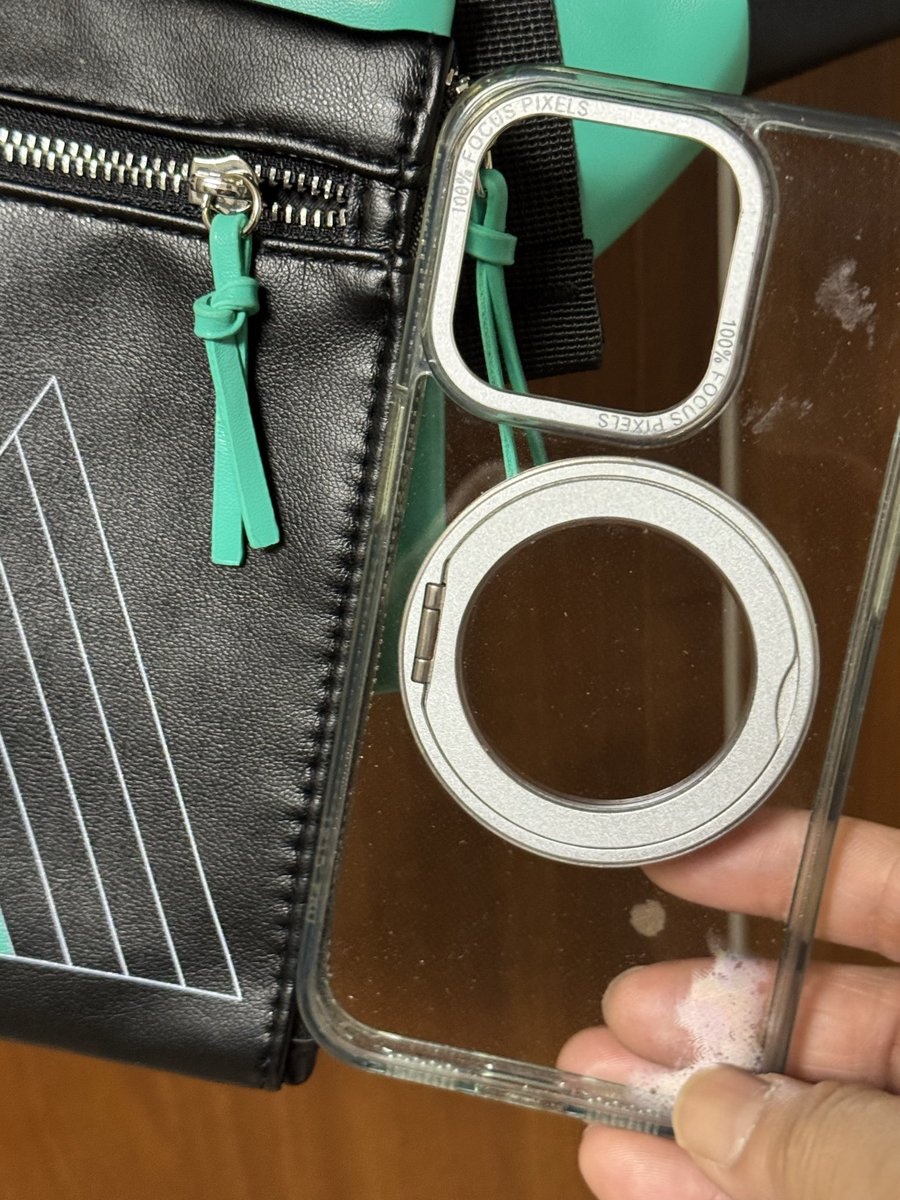 Adotomyのストラップポーチのスマホ入れは横のチャック部分からだと