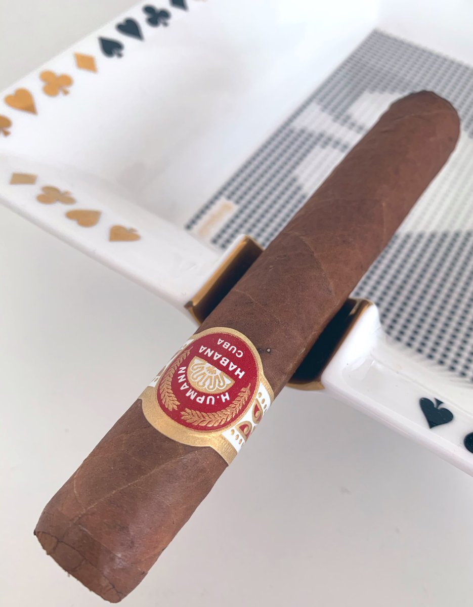 本日もキューバ直送H.Upmannで優勝✌🏿️('ω')🏆 #cigar #cuba