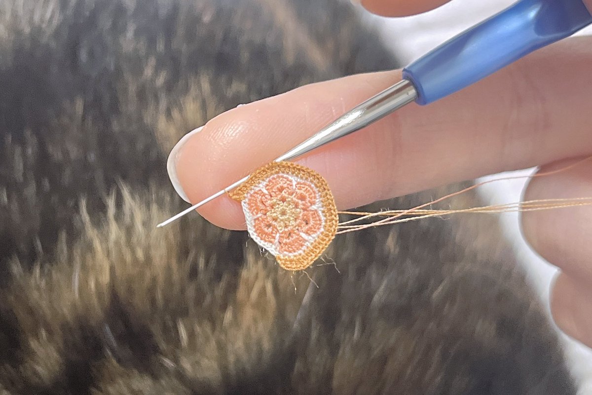 私のヤバい初手と完成 ミシン糸で1つ1つ お花のようなパーツを編んで