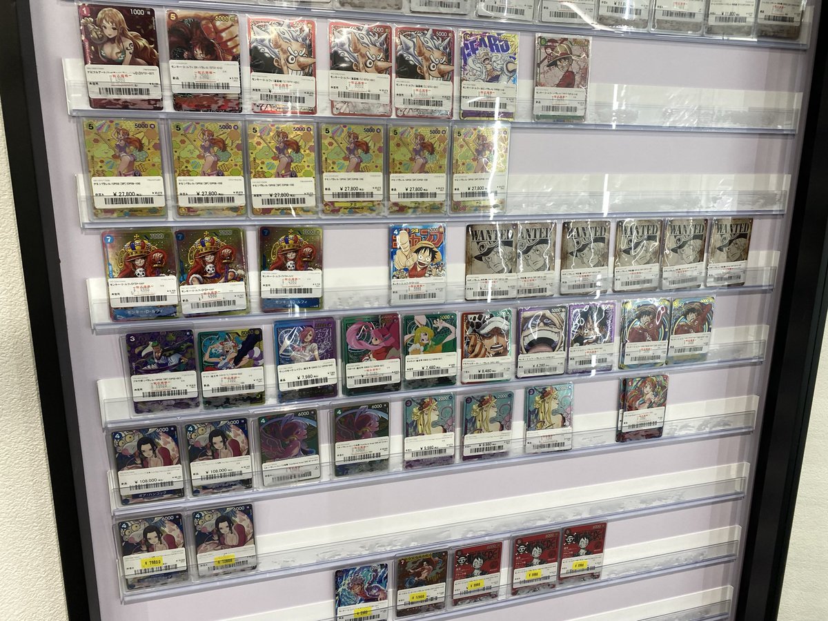 こちらワンピースカードのショーケースになります❣️