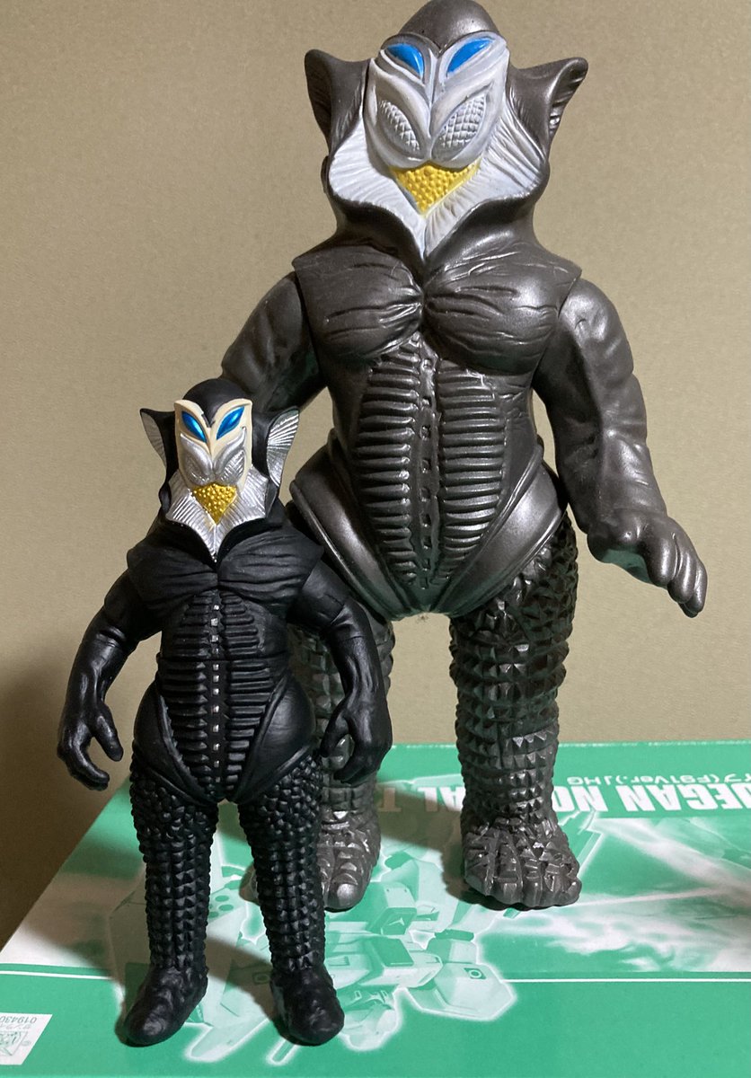 新製品のソフビ・メフィラス星人買った 後ろはブルマァクのソフビ(復刻