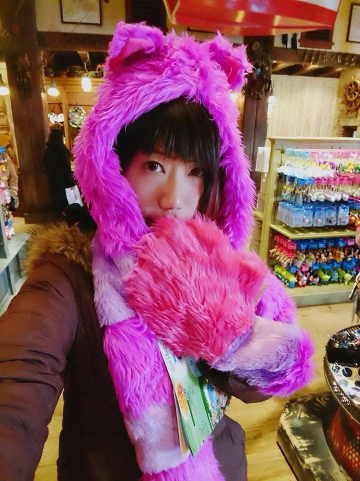 前にディズニーランドで買ったチェシャ猫の手袋付きマフラーを見つけた