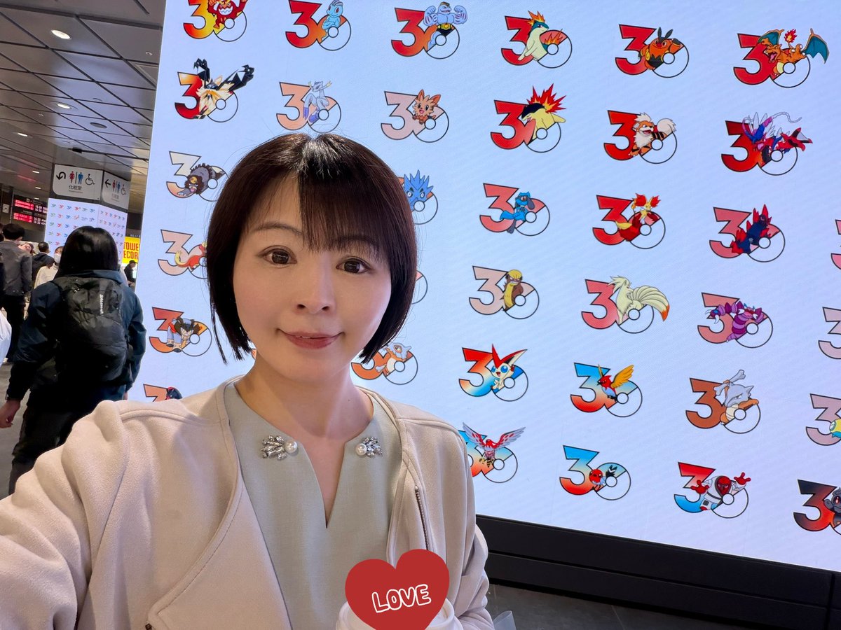 新宿駅(改札内)東南口と南口の間に ポケモン30周年の特大ビジョン広告