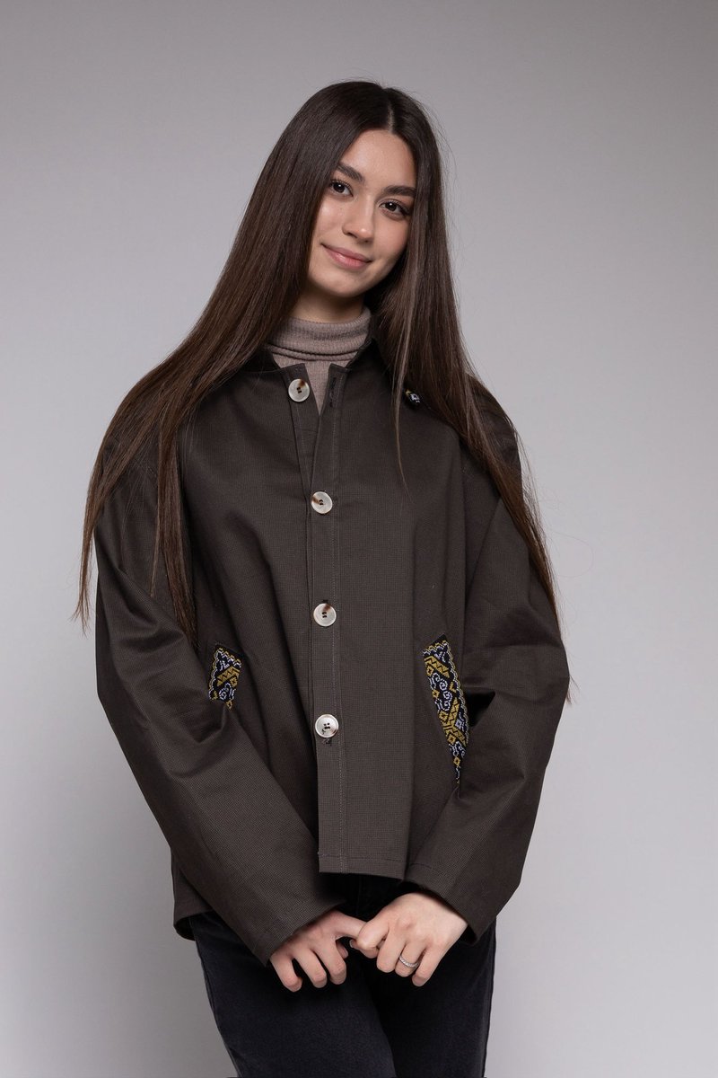ウクライナの伝統刺繍を手作業であしらった、カジュアルジャケットが