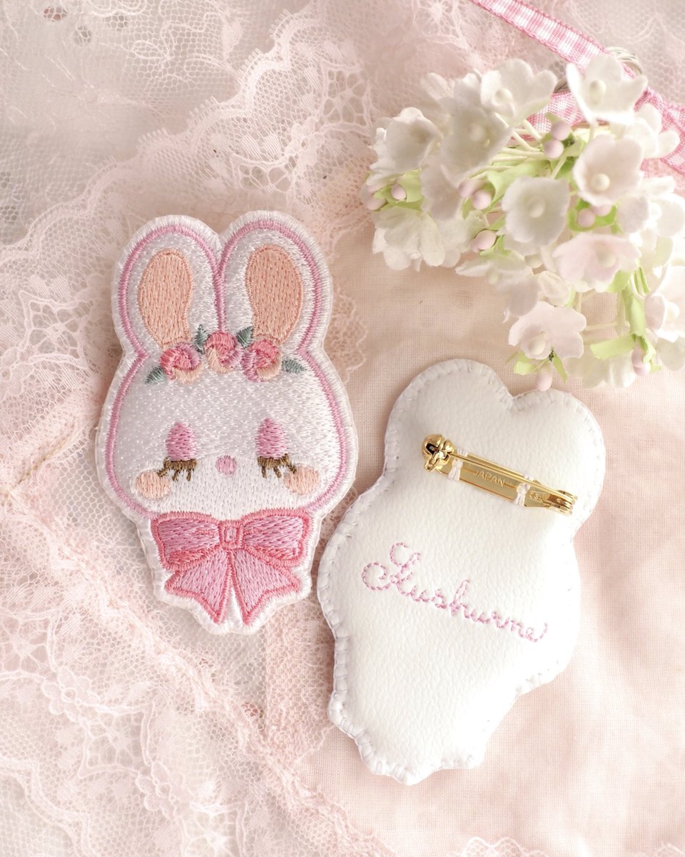 うさちゃんの刺繍ブローチ🐰 ピンク、イエロー、ブラウンもあります
