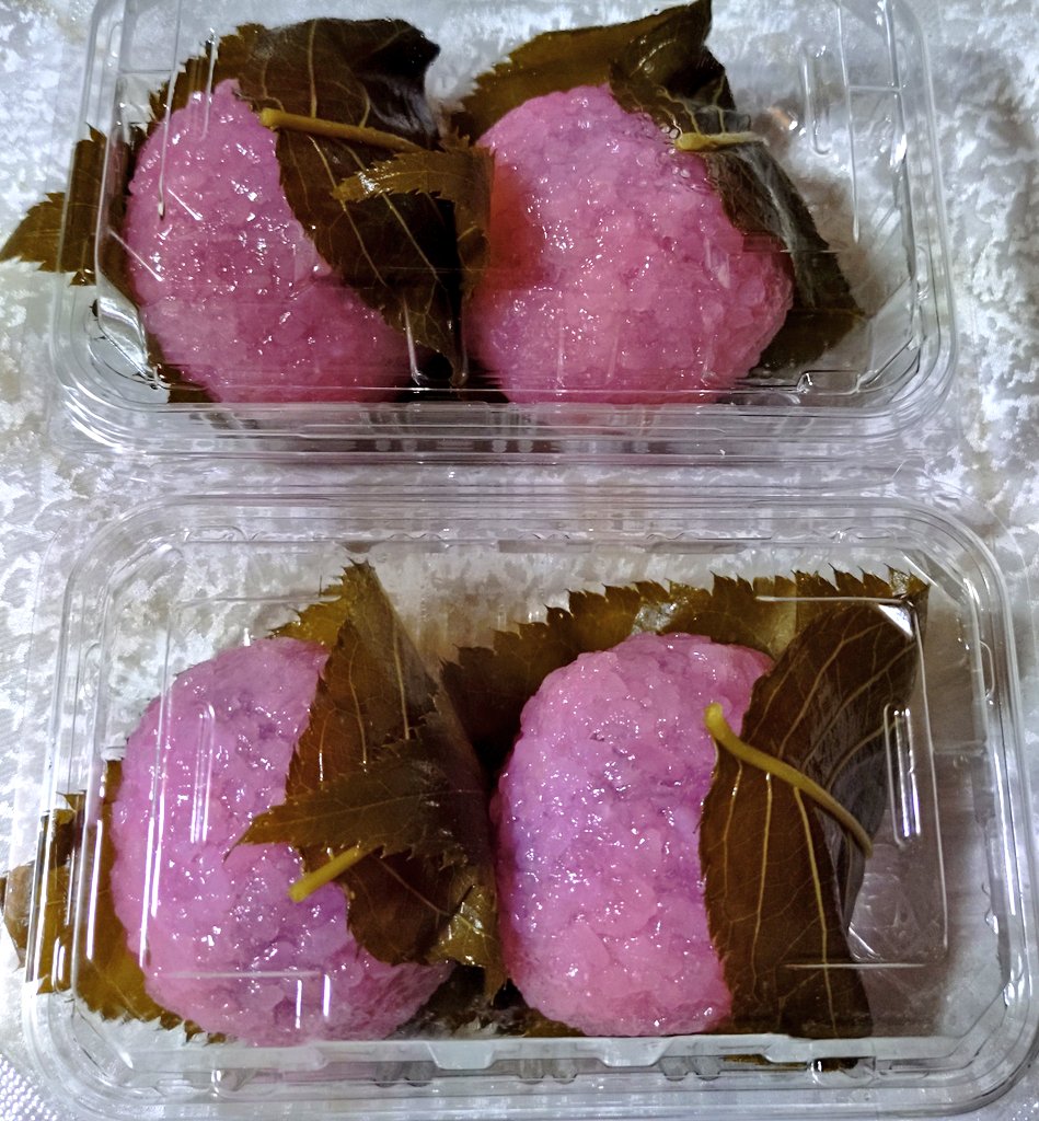 おやつに桜餅食べます。 関東風、関西風が話題になってるけど、関西